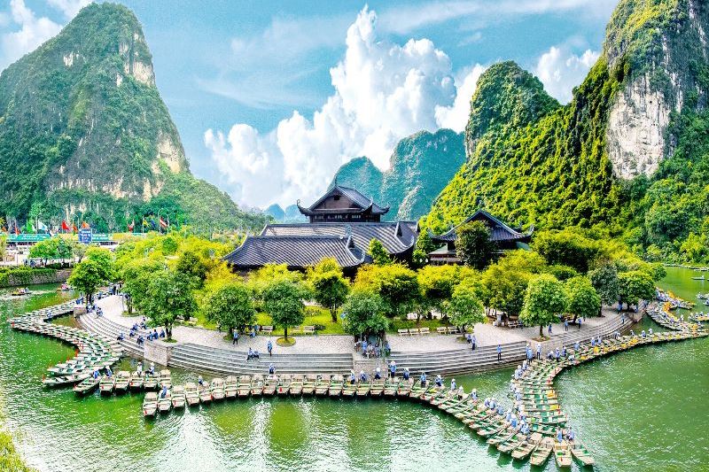 Hoa Lu Trang An Mua cave